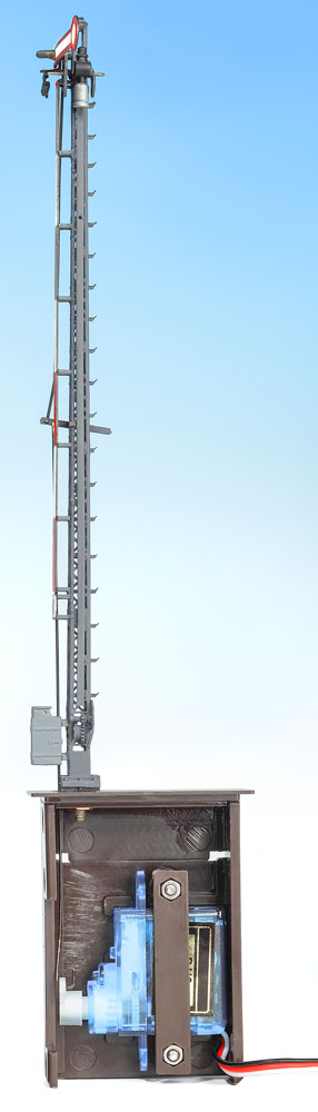 mit angebautem Servoantrieb